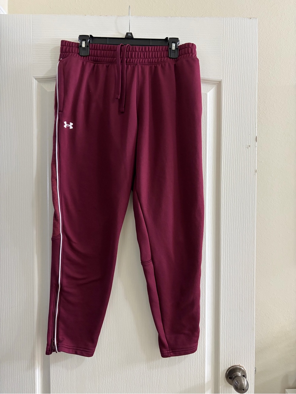 Under Armour Burgundy Athletic Joggers Sweatpants L Zip Ankle